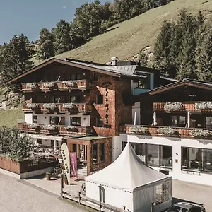 Hotel & Tiroler Buam, Saalbach-Hinterglemm